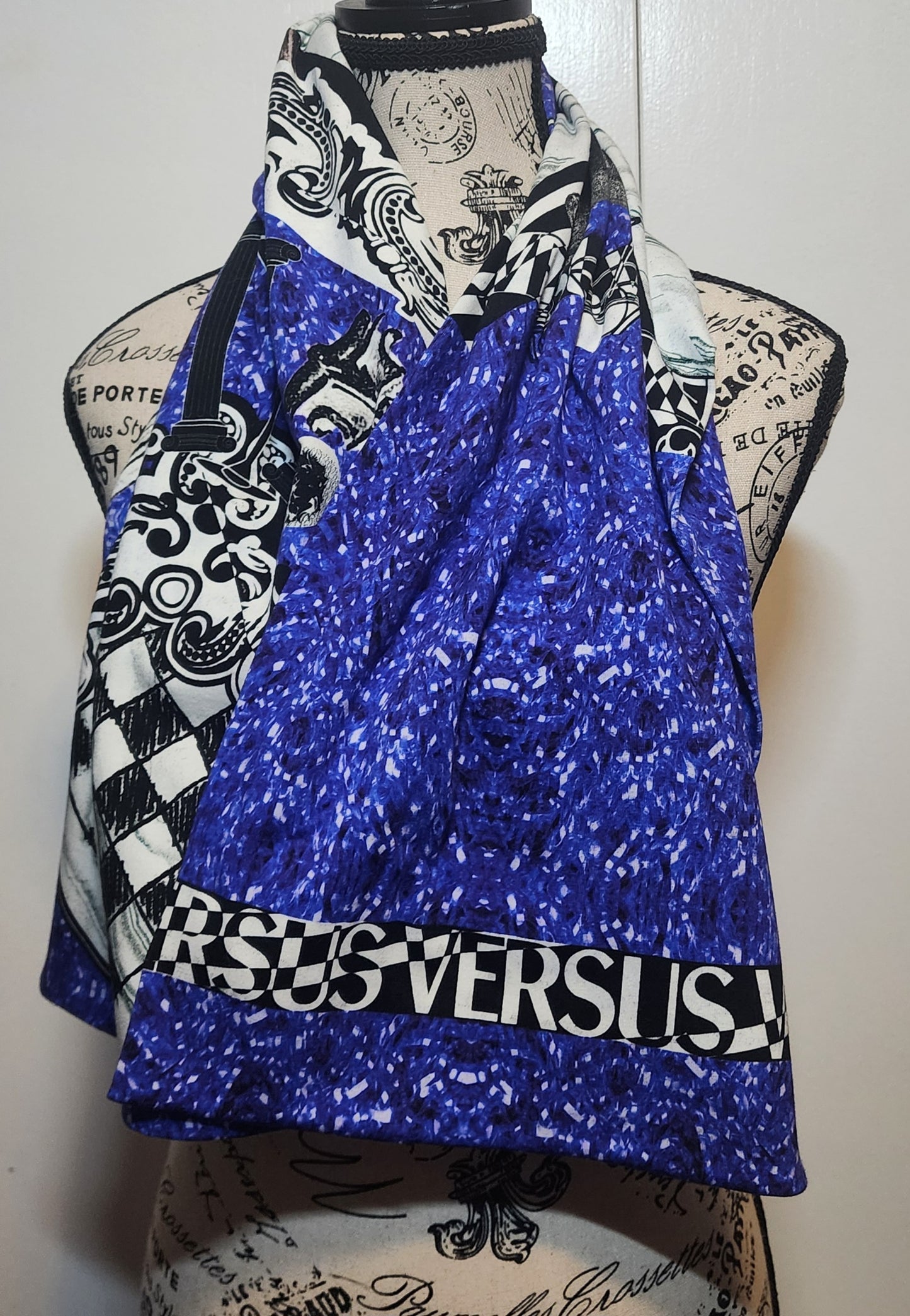 Scarf - Cotton Vintage "Versus" in Royal Blue